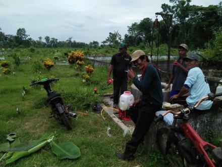 Giat Penyemprotan Rumput Makam Kebonan